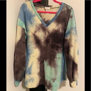 TIE DYE BRUSHED RIB V-NECK TOP WITH PUFF SLEEVES